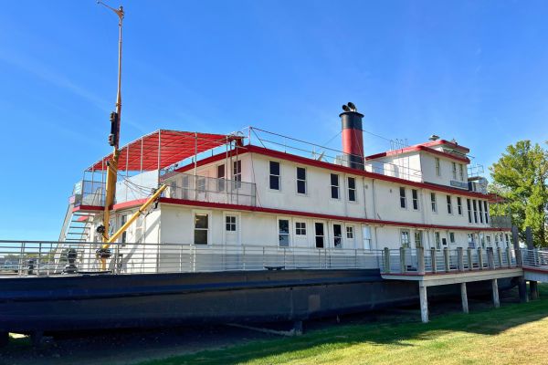 The exterior of the Sgt. Floyd Riverboat Museum and Sioux City Welcome Center